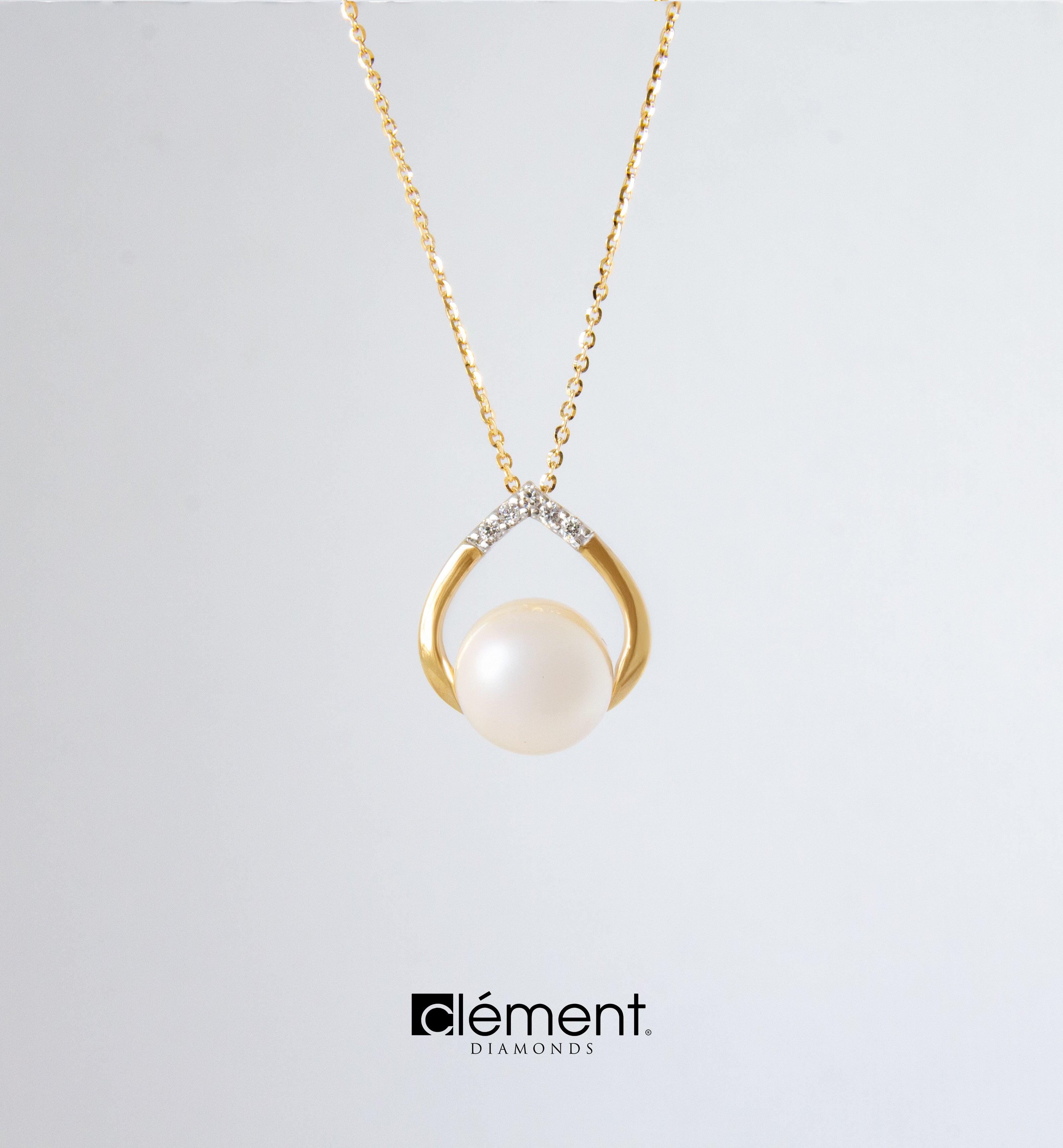 18ct Yellow Gold Diamond and Pearl Pendant