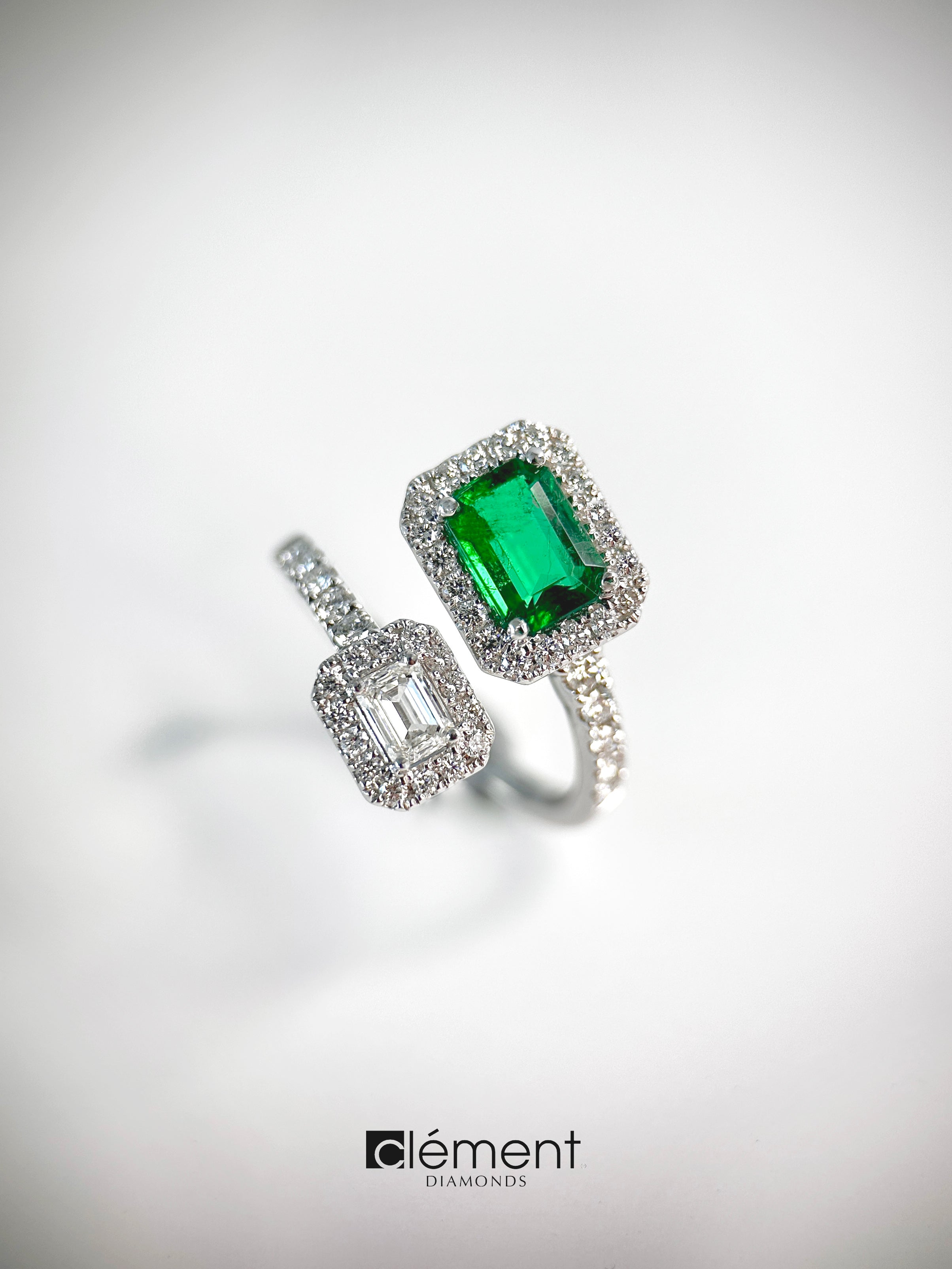 18ct White Gold Natural Diamond & Emerald Ring
