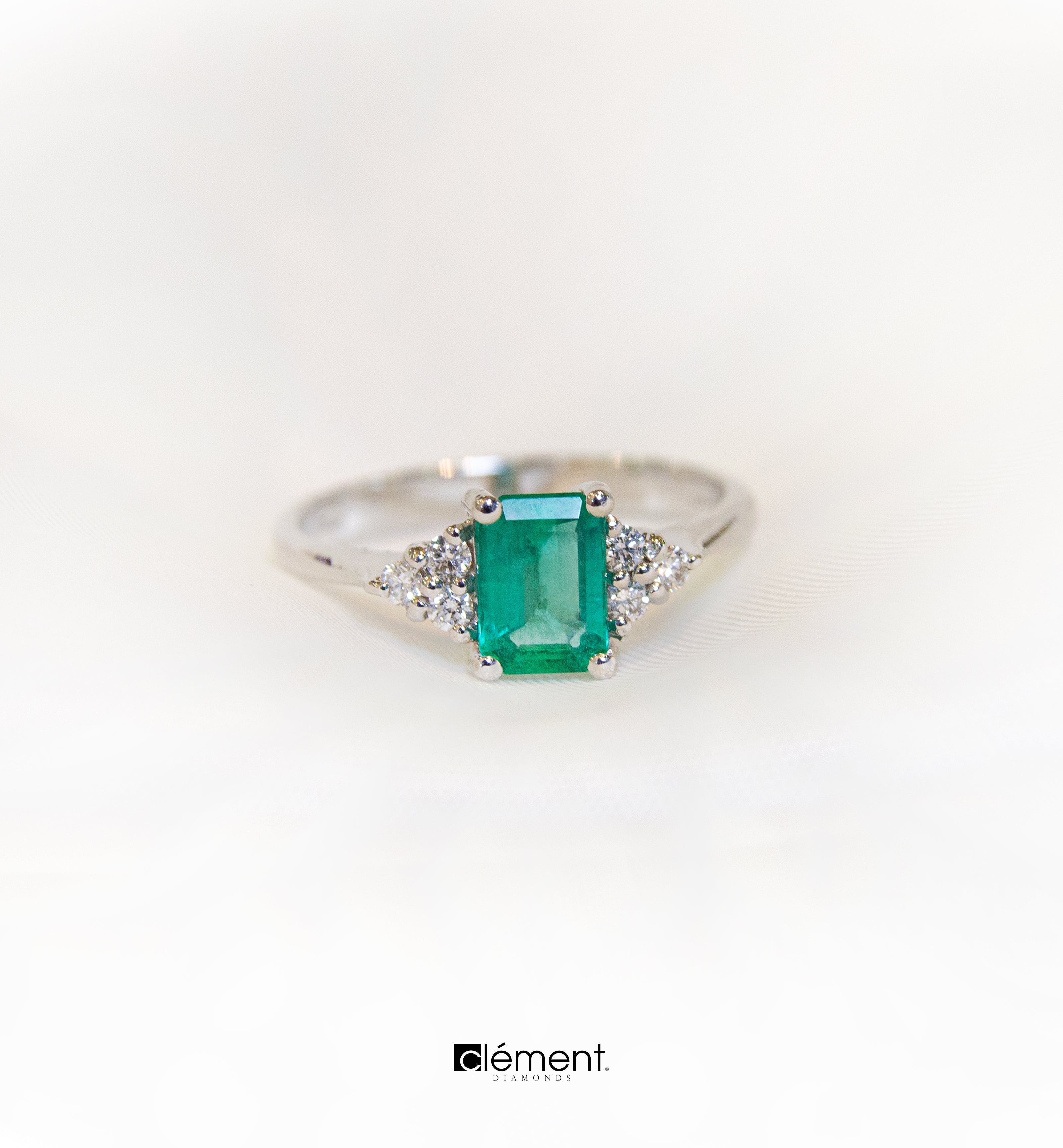 18ct White Gold Natural Diamond & Emerald Ring