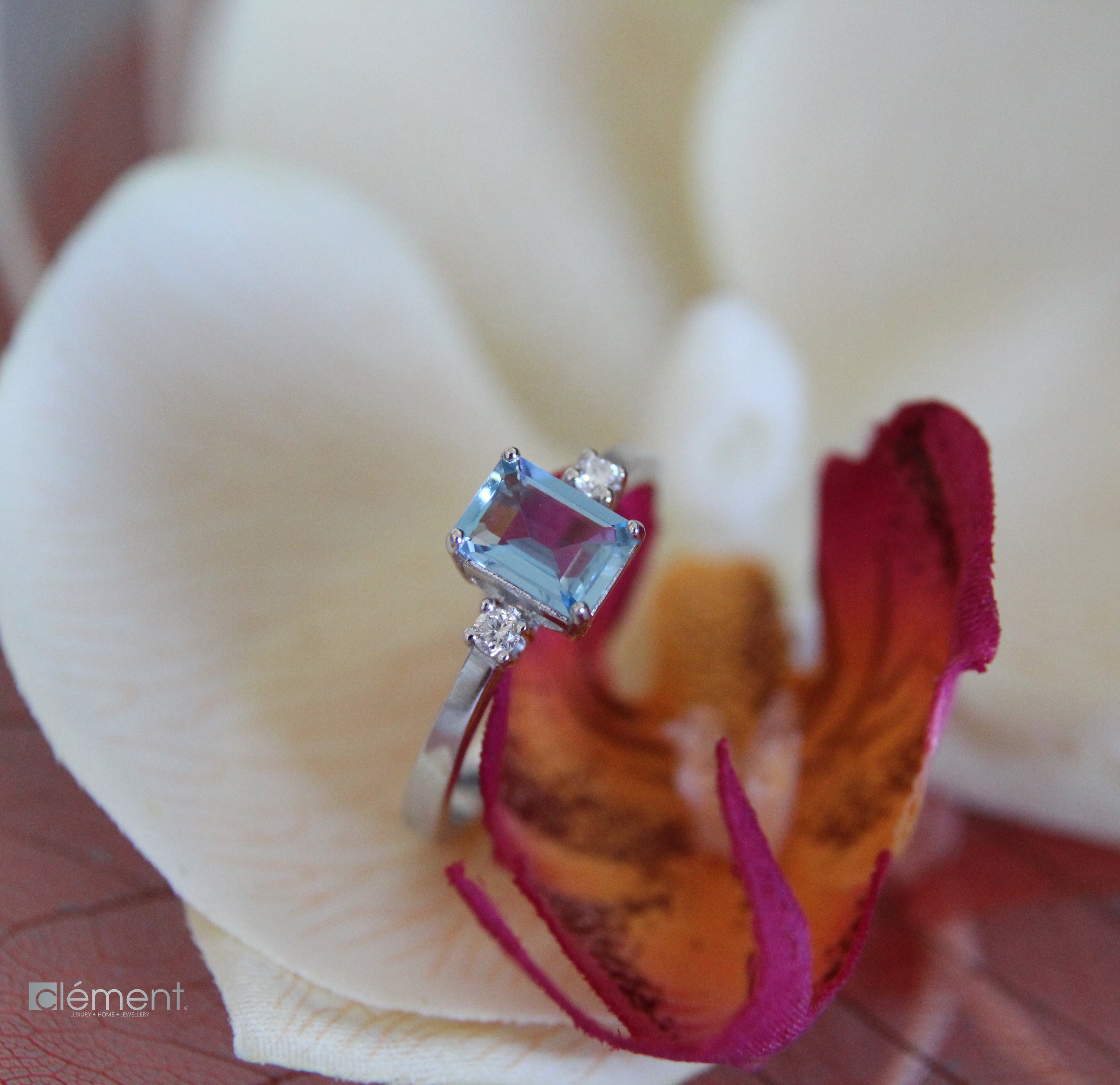 18ct White Gold Aquamarine Ring