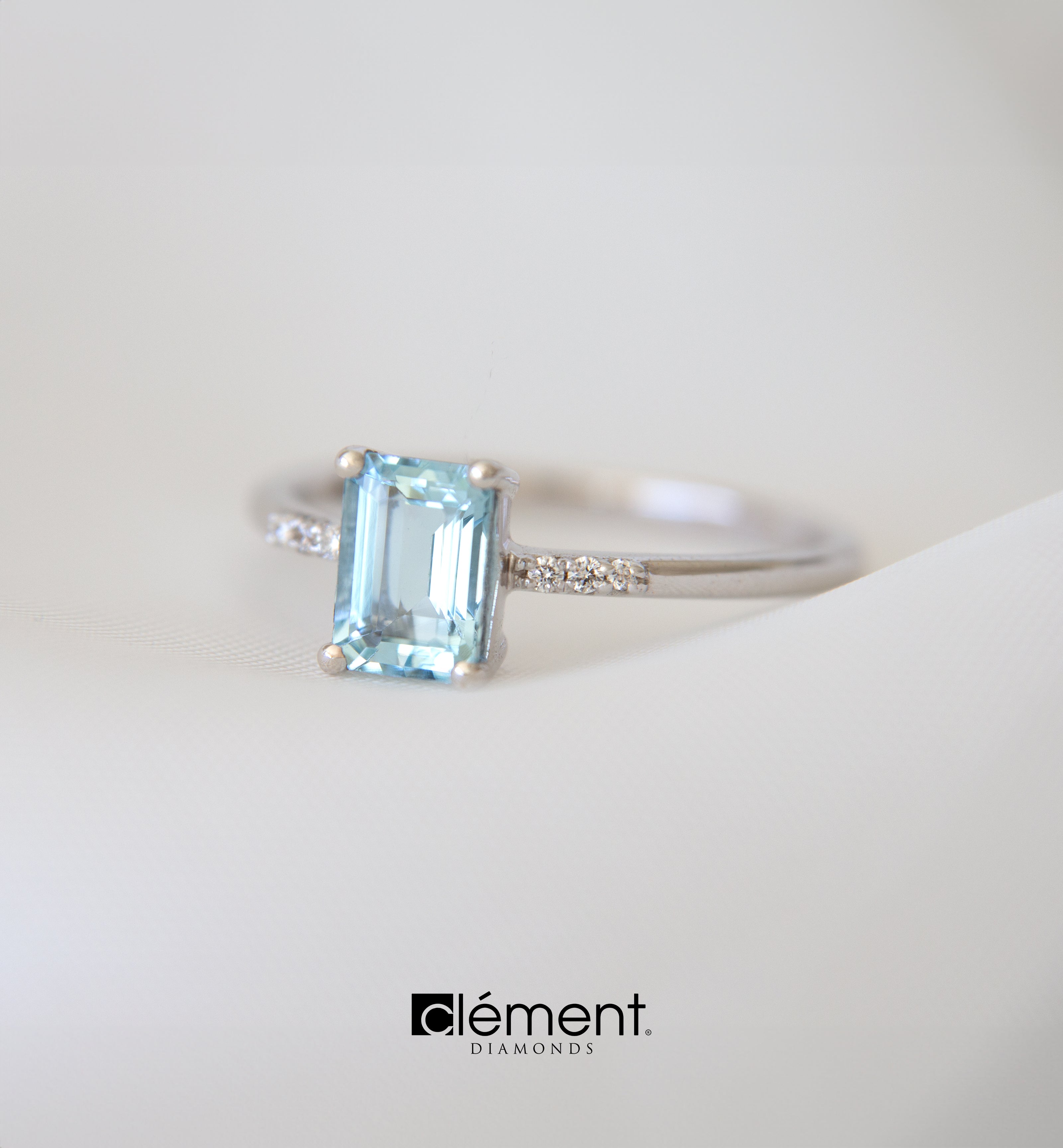 18ct White Gold Diamond & Aquamarine Ring