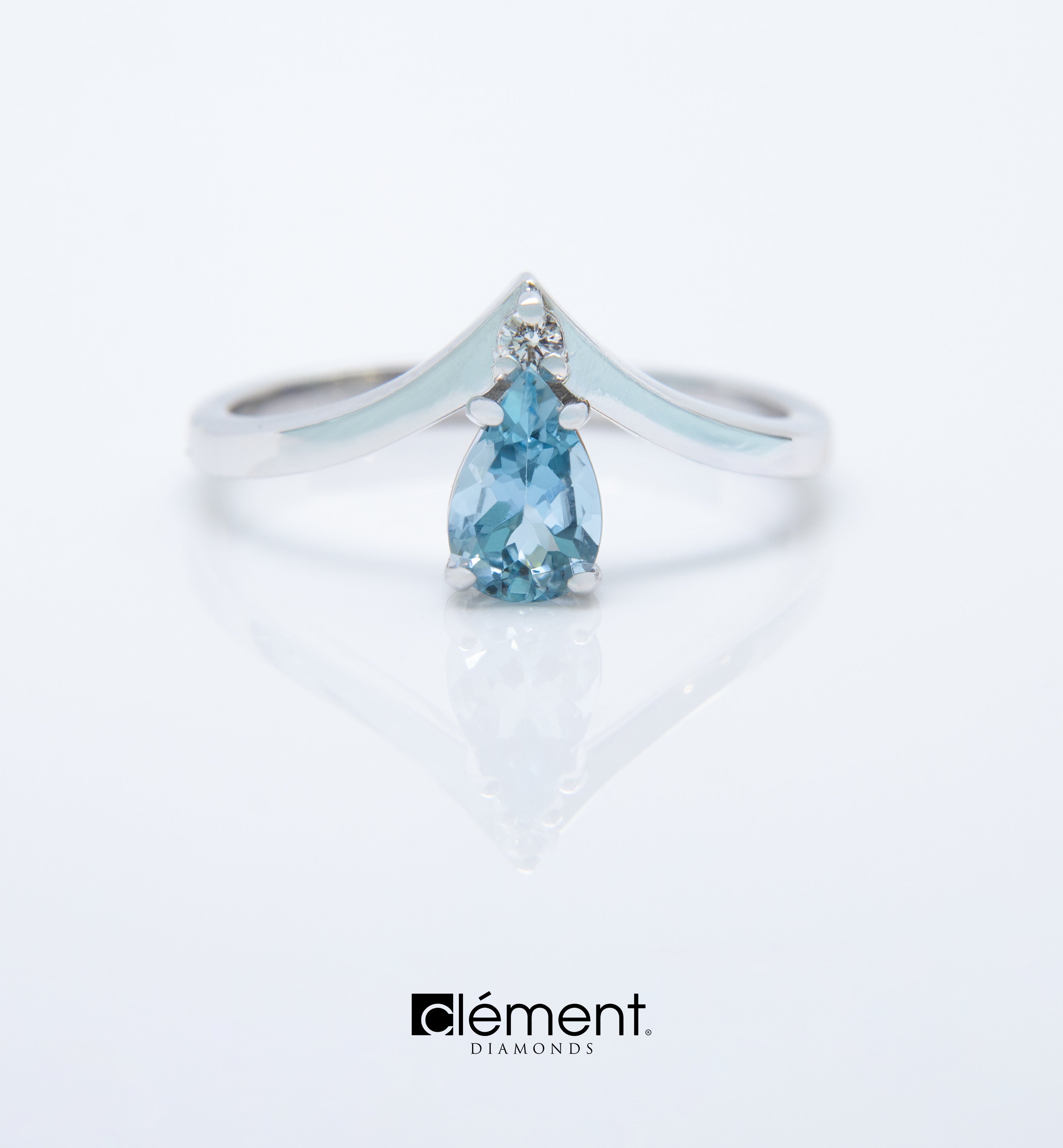 18ct White Gold Diamond and Aquamarine Ring