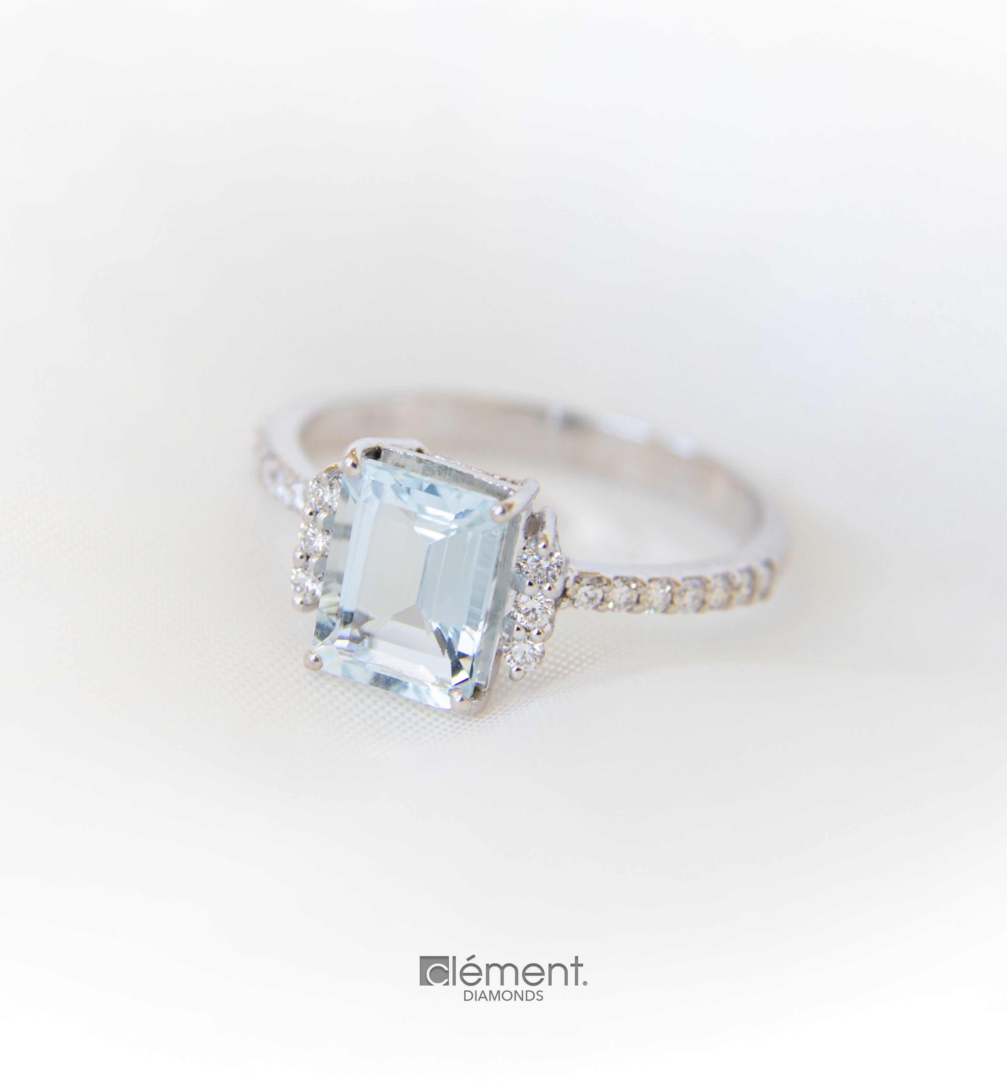 18ct White Gold Diamond & Aquamarine Ring