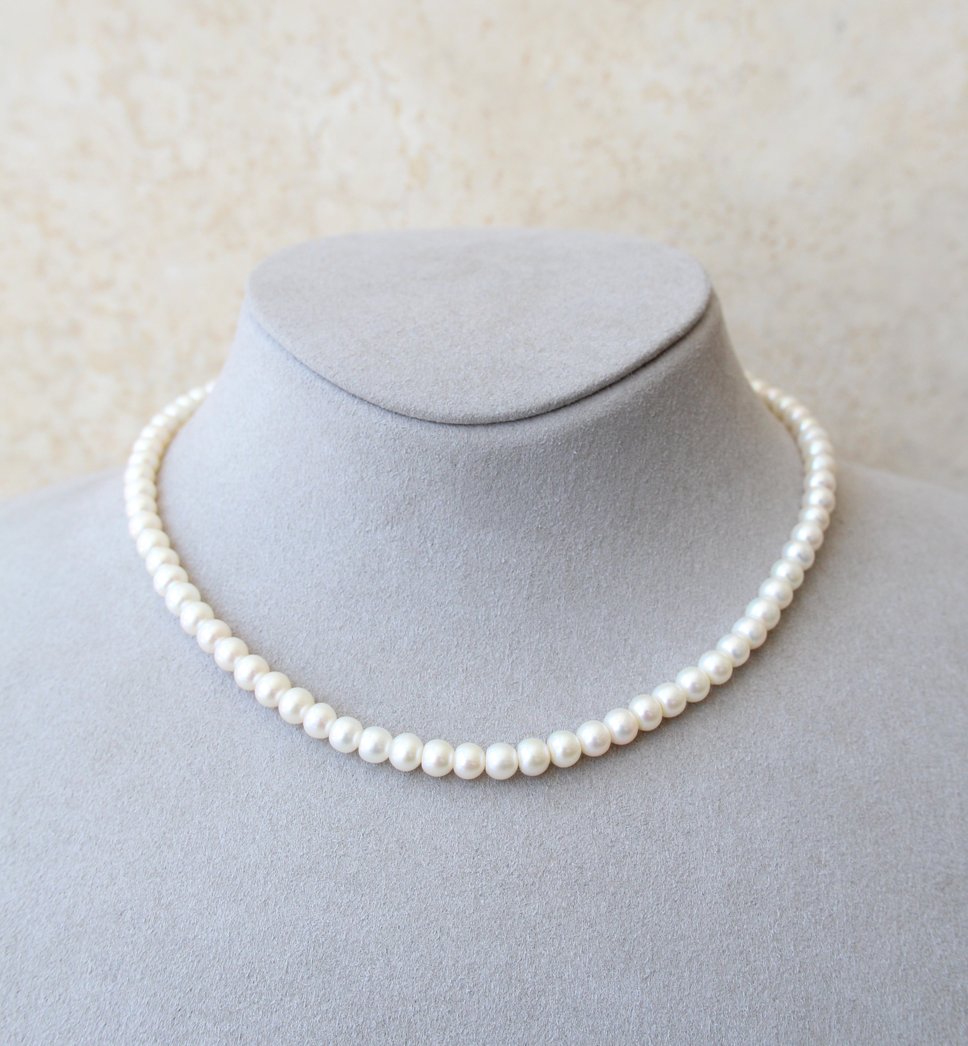Cultured Pearl Necklace with 18ct Gold Clasp