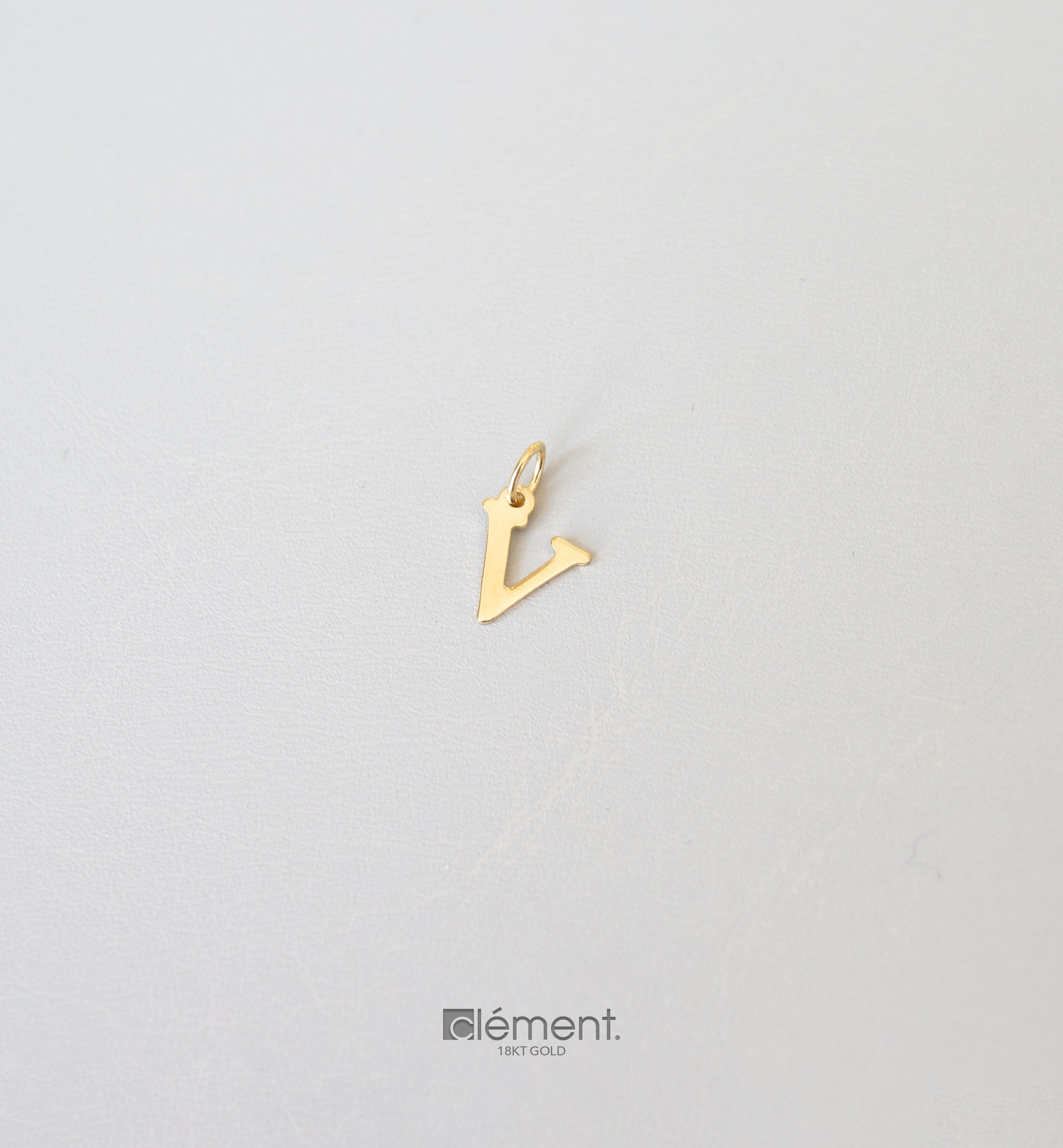 18ct Yellow Gold Initial V