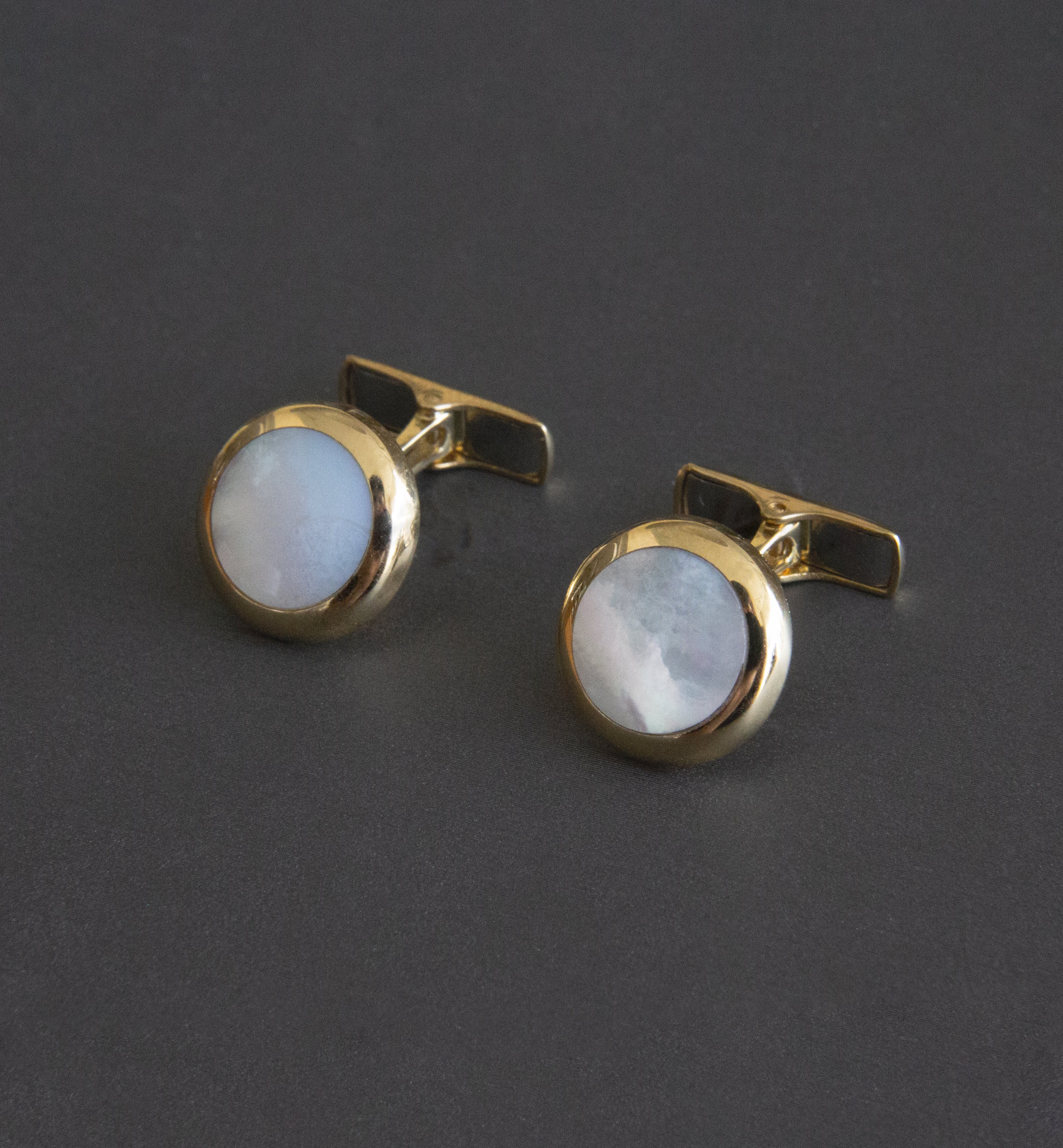 18ct Yellow Gold Cufflinks with Mother of Pearl